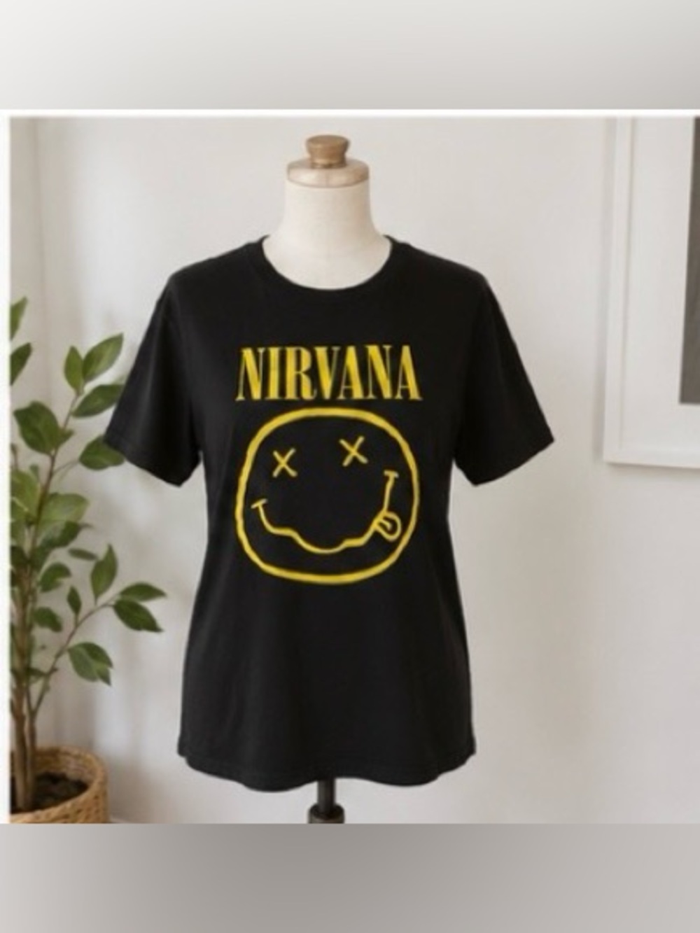 NIRVANA Smiley Face Graphic Band Tee Black Short Sleeve TShirt Sz Lg Grunge Rock
